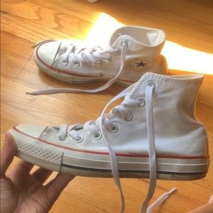 White Converse size 7 in women’s